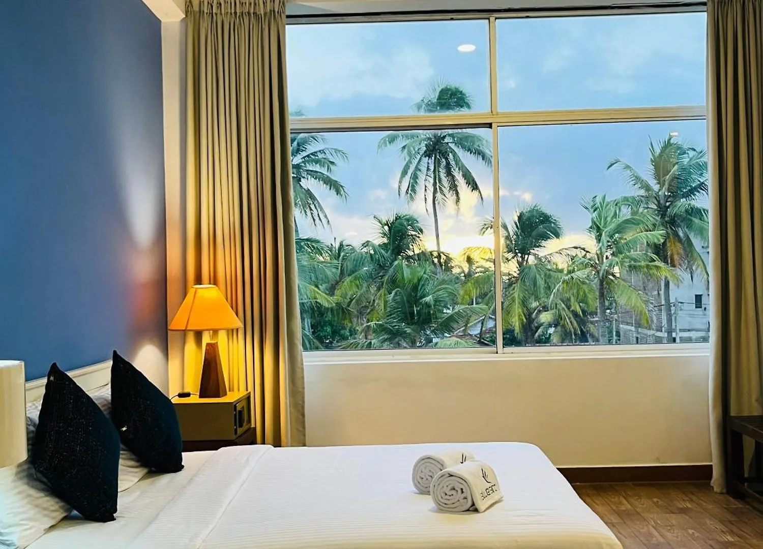 The Cave By Blue Bird Hotel Negombo
