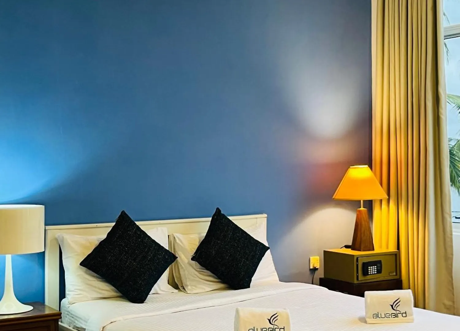 The Cave By Blue Bird Hotel Negombo