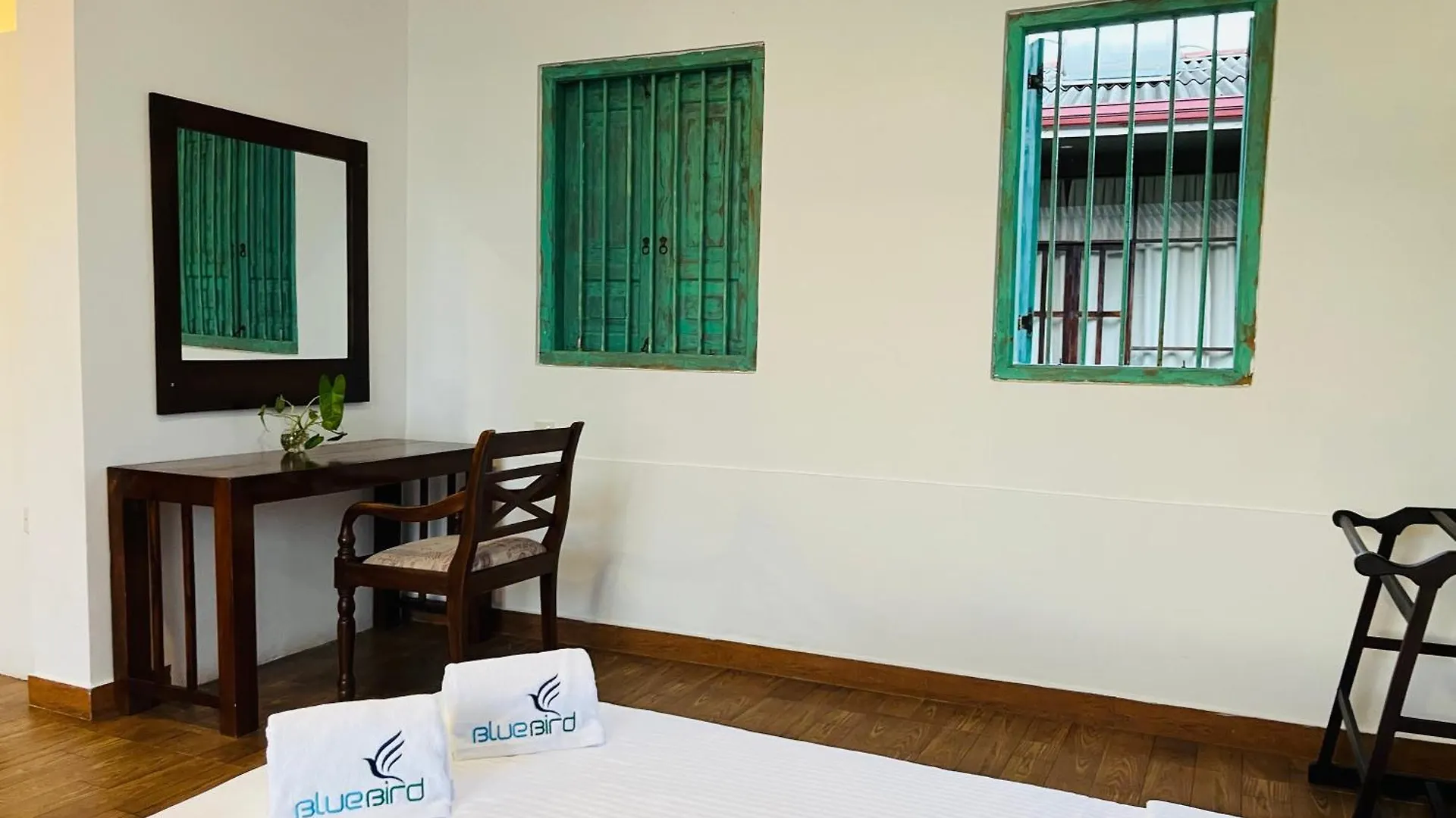 The Cave By Blue Bird Hotel Negombo