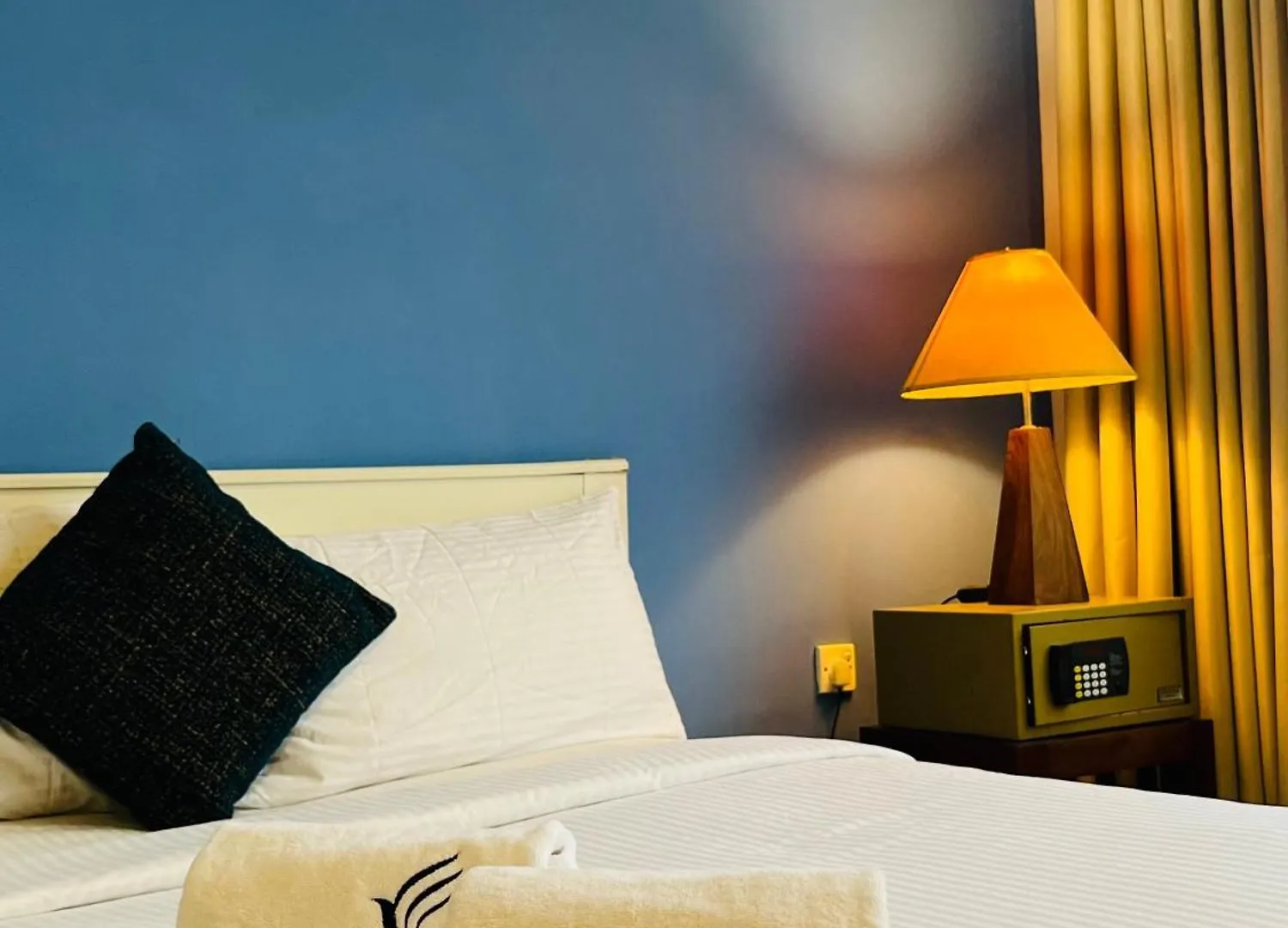 The Cave By Blue Bird Hotel Negombo