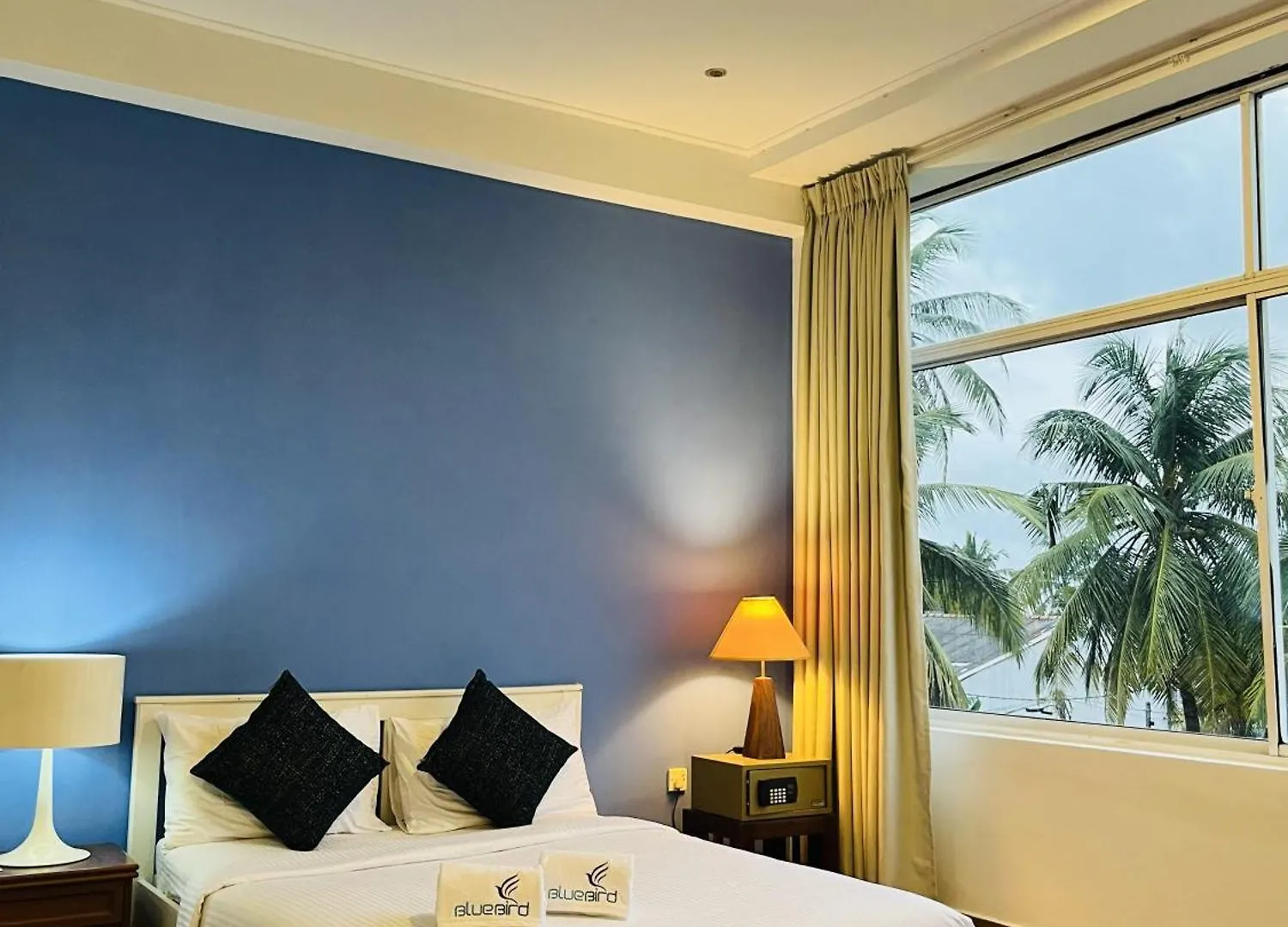 The Cave By Blue Bird Hotel Negombo
