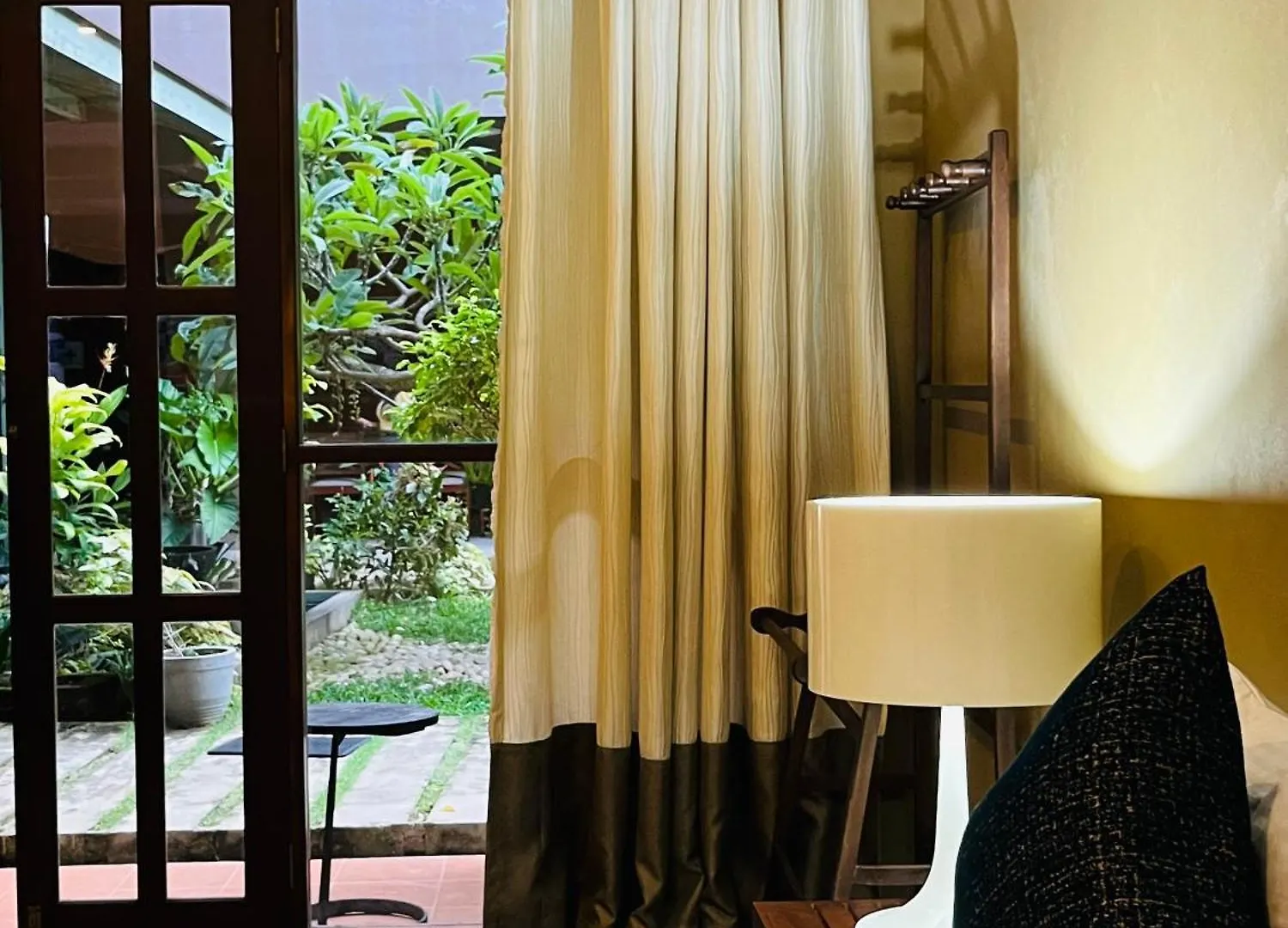 The Cave By Blue Bird Hotel Negombo