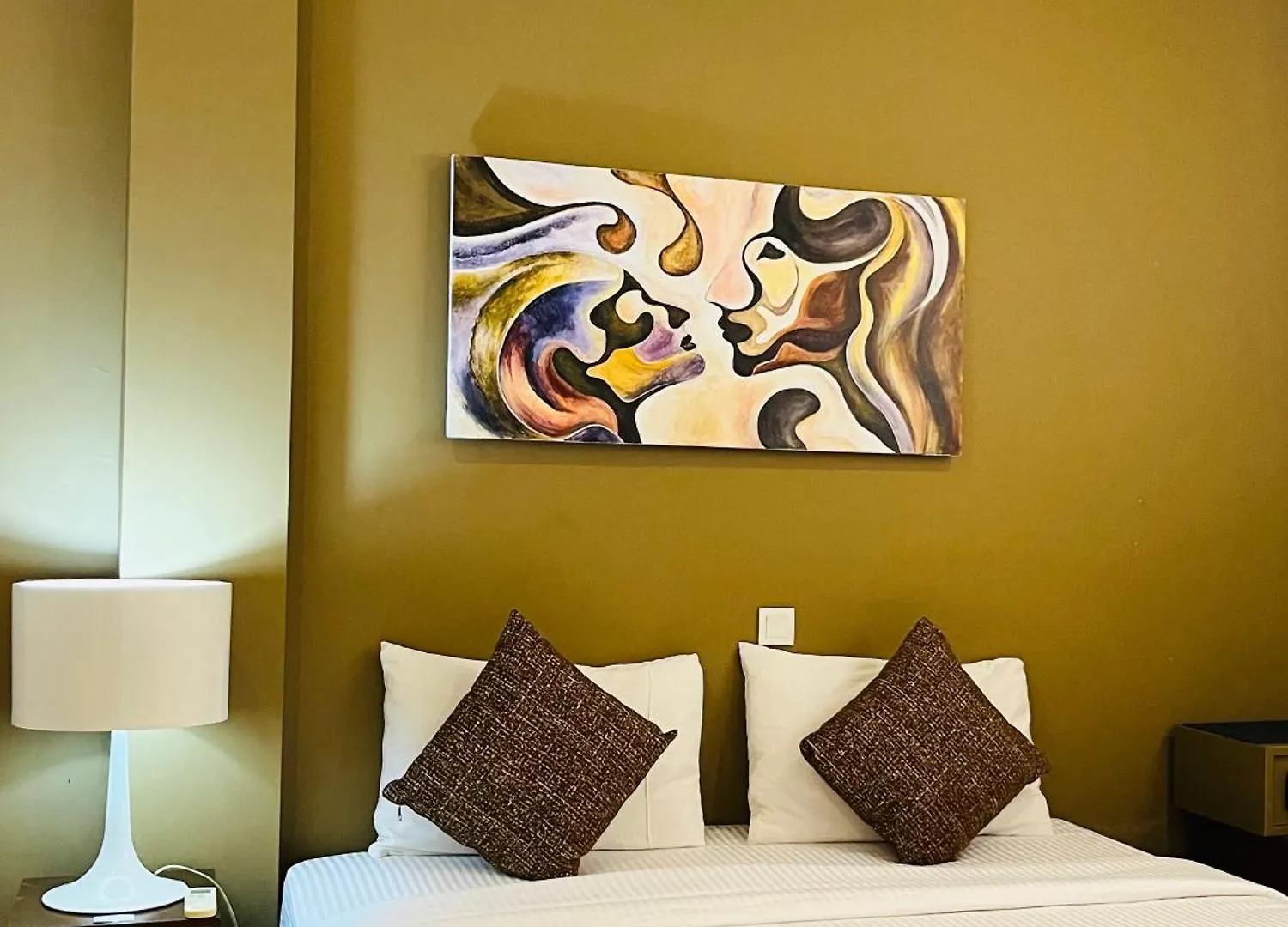 The Cave By Blue Bird Hotel Negombo